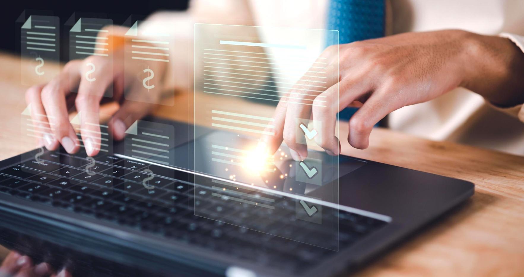 Teilnehmer analysiert SEO-Daten am Laptop während eines praktischen Kursprojekts