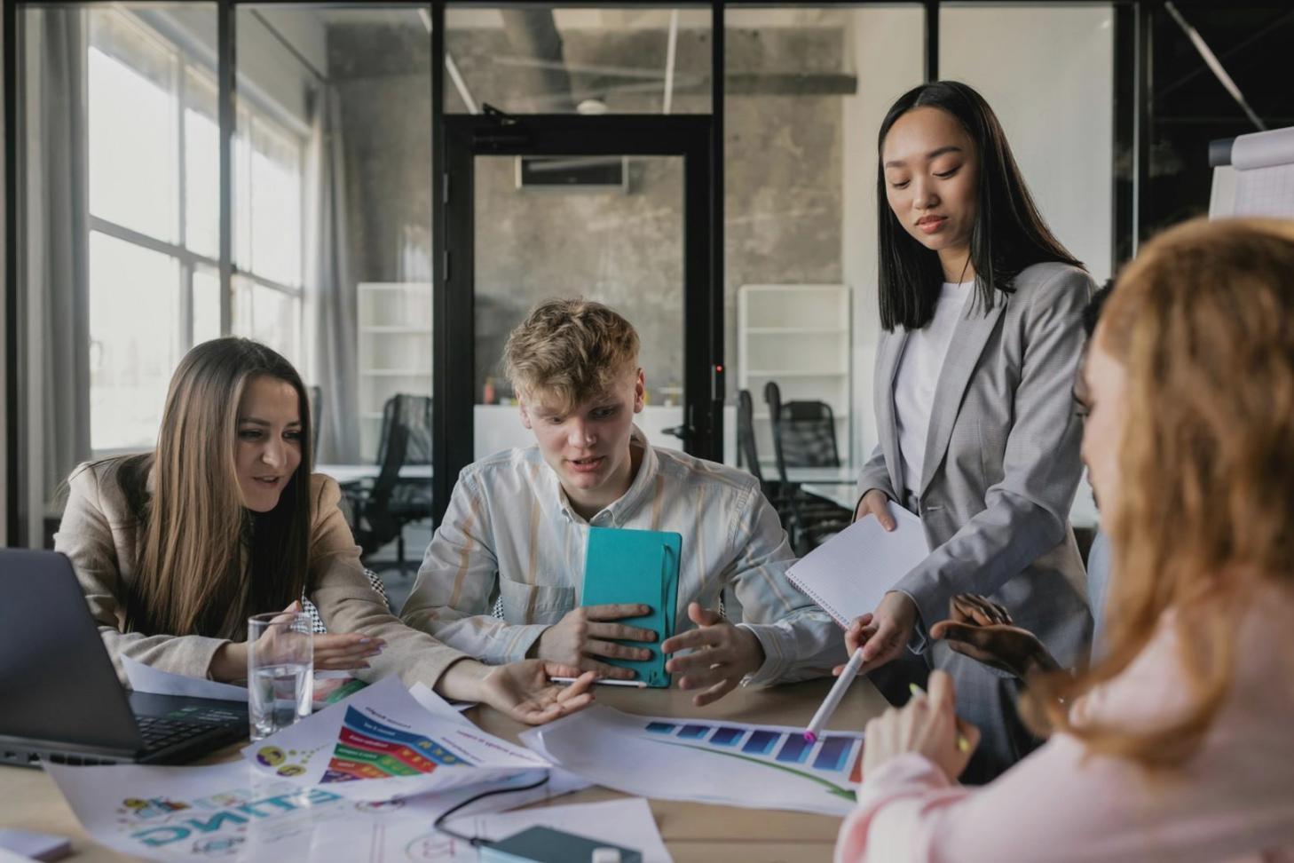 Teilnehmer arbeitet konzentriert an Analytics-Dashboard während praktischer Kurseinheit