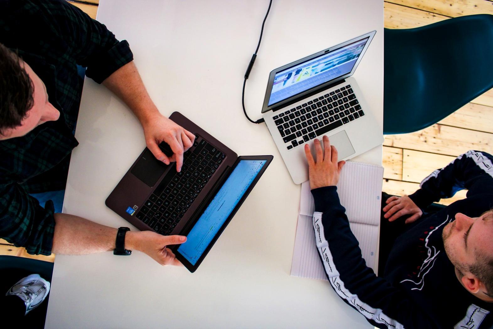 Organisierter Arbeitsplatz für effektives Remote-Lernen