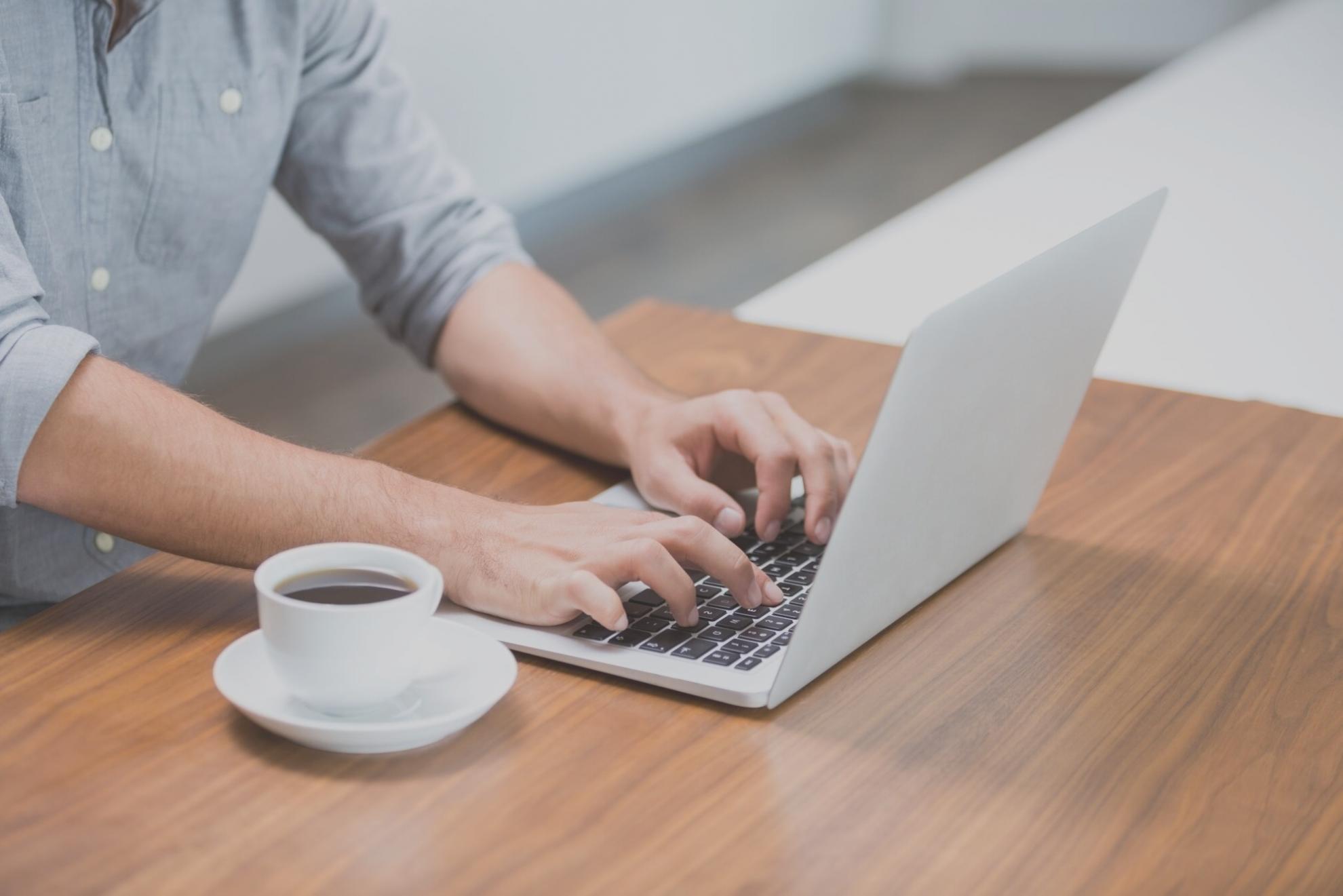 Keyword-Recherche-Tools und Wettbewerbsanalyse auf einem Bildschirm